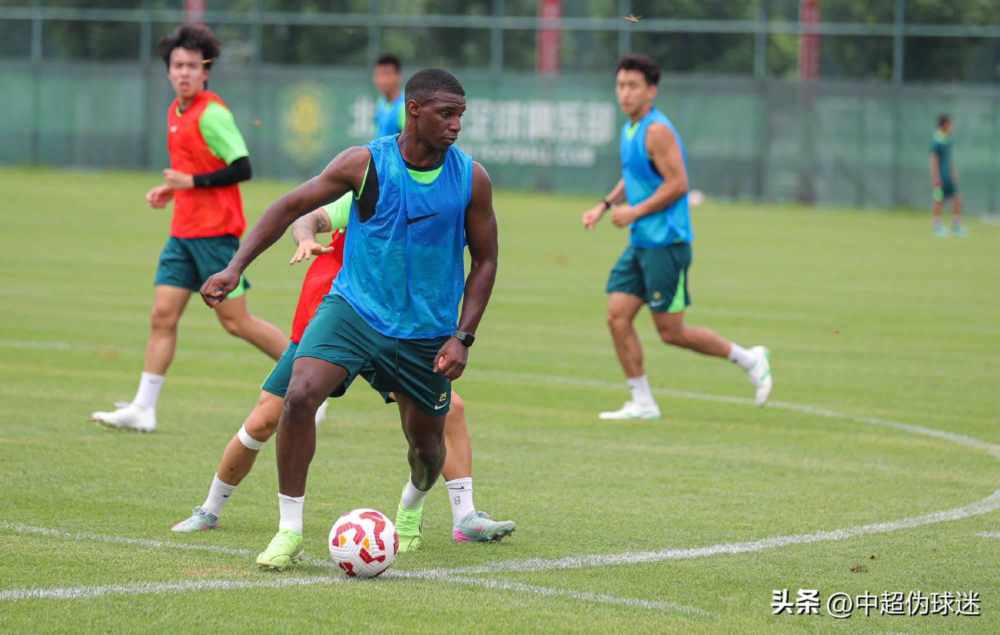 队友们也纷 队友们也纷